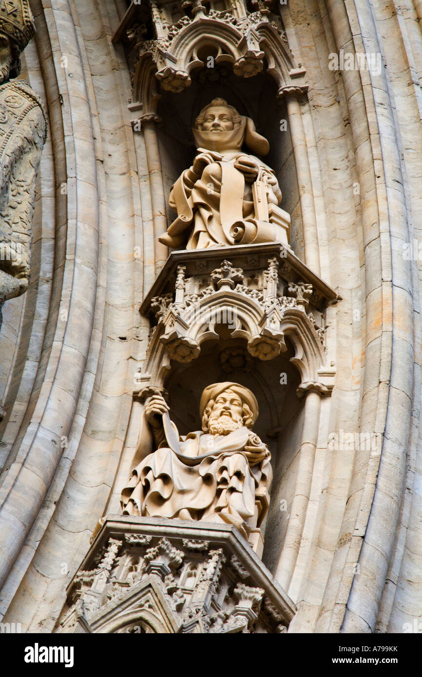 Detail der Statue über dem Haupteingang im The Hotel de Ville in Brüssel Belgien Stockfoto