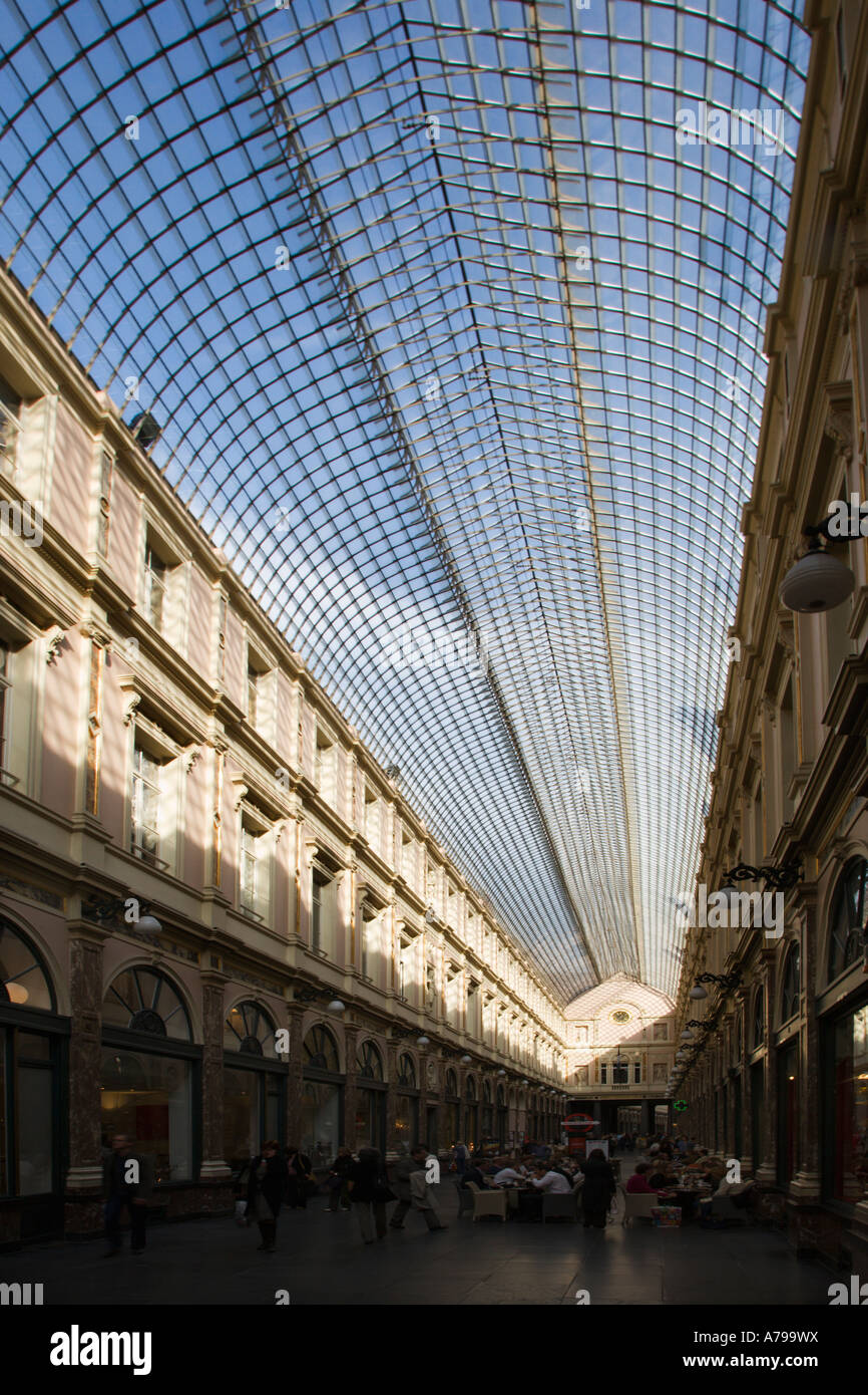 Das gewölbte Glasdach des Galeries St. Hubert in Brüssel Stockfoto