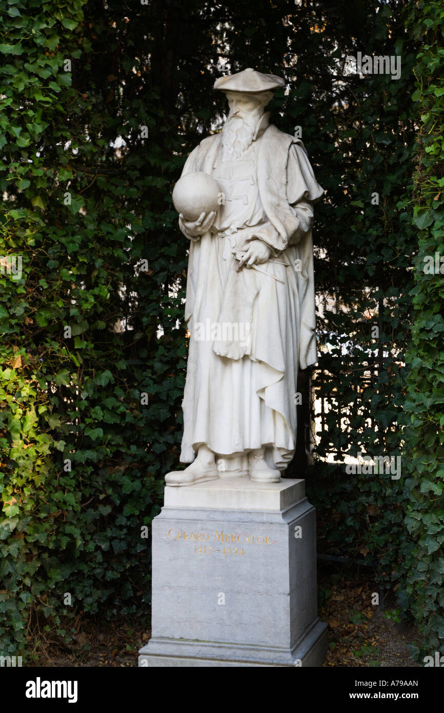 Statue des flämischen Kartographen Gerard Mercator 1512 bis 1594 in Place du Petit Sablon-Brüssel-Belgien Stockfoto
