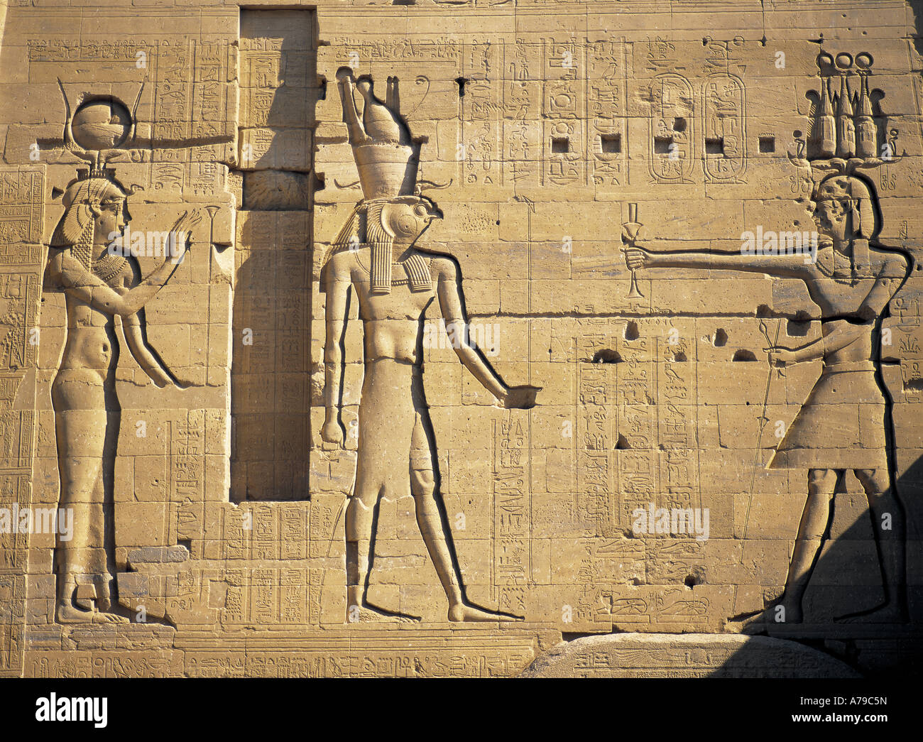 Wandrelief am ersten Pylon am Tempel der Isis Philae Assuan Ägypten Stockfoto