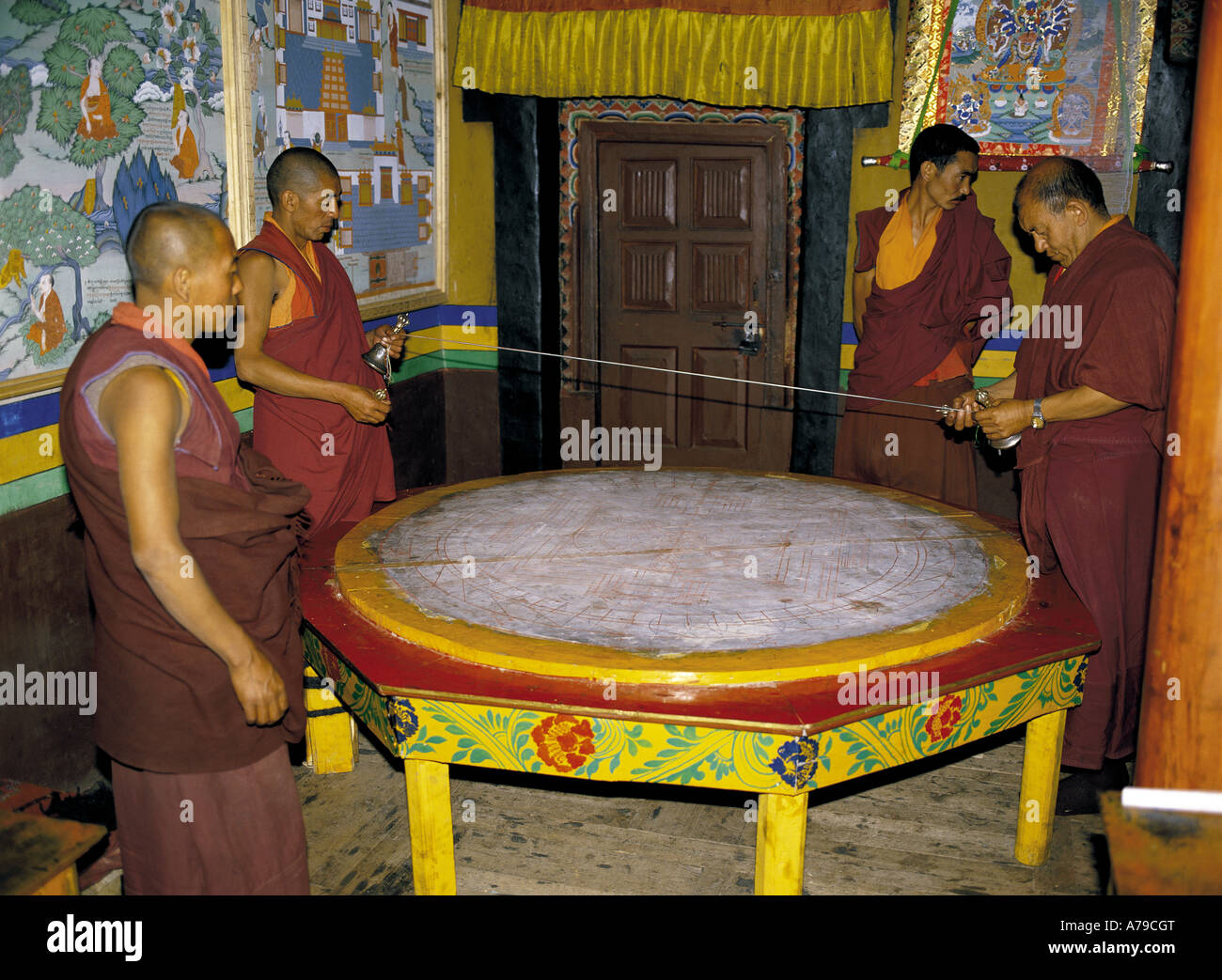 Mönche machen Mandala Hemis Kloster Ladakh Indien Stockfoto