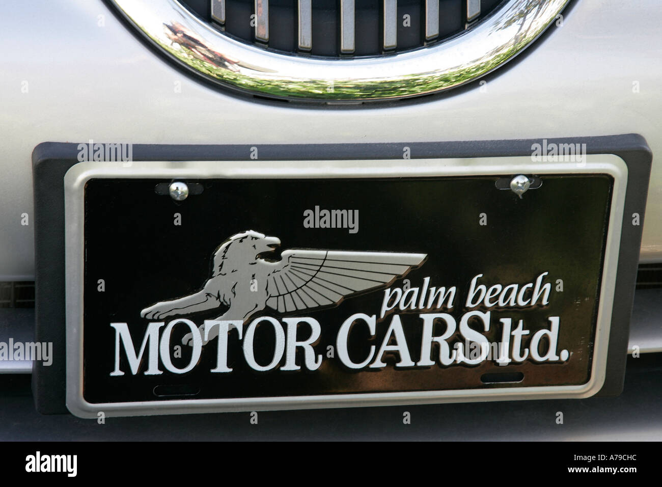 Kfz-Kennzeichen orange weißes Rechteck rechteckig blau gelb rote Kurve schreiben geschrieben Design entworfen Fahrzeug Auto Schriftzug Stockfoto