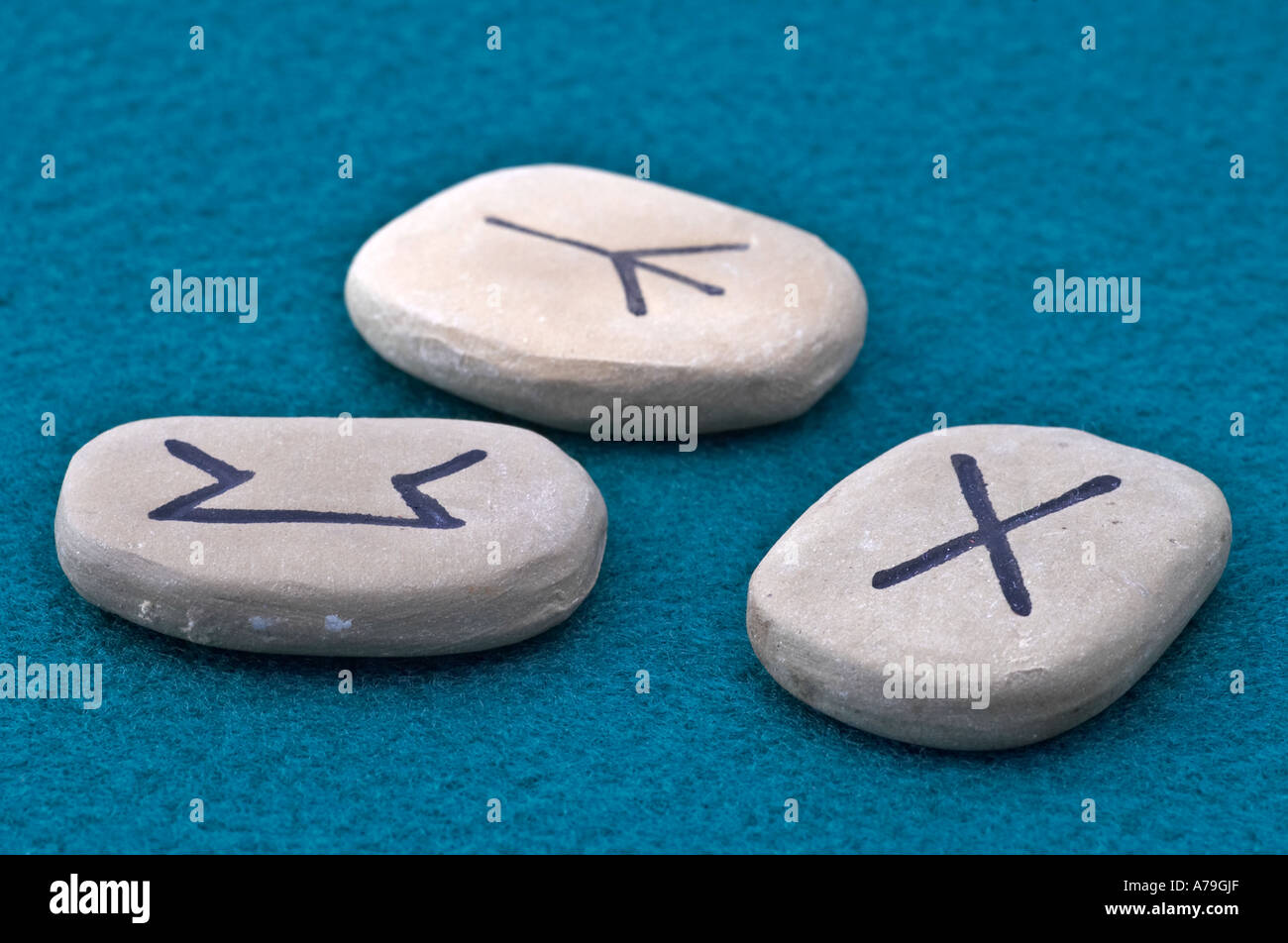 Drei Rune Steinen ein antiken Orakel die Wikinger-Runen einen alten alphabetischer Index Stockfoto