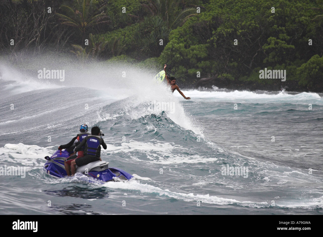 Zwei Personen auf einem Seadoo Film eine männliche Surfer zu flip out auf einer großen Welle Isaac Hale Beach Park Puna Big Island Hawaii USA Stockfoto