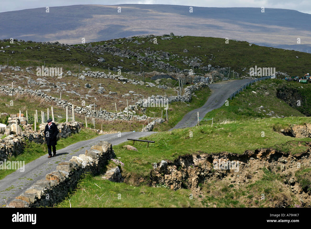 Und die Straße erstreckt sich auf ewig Stockfoto
