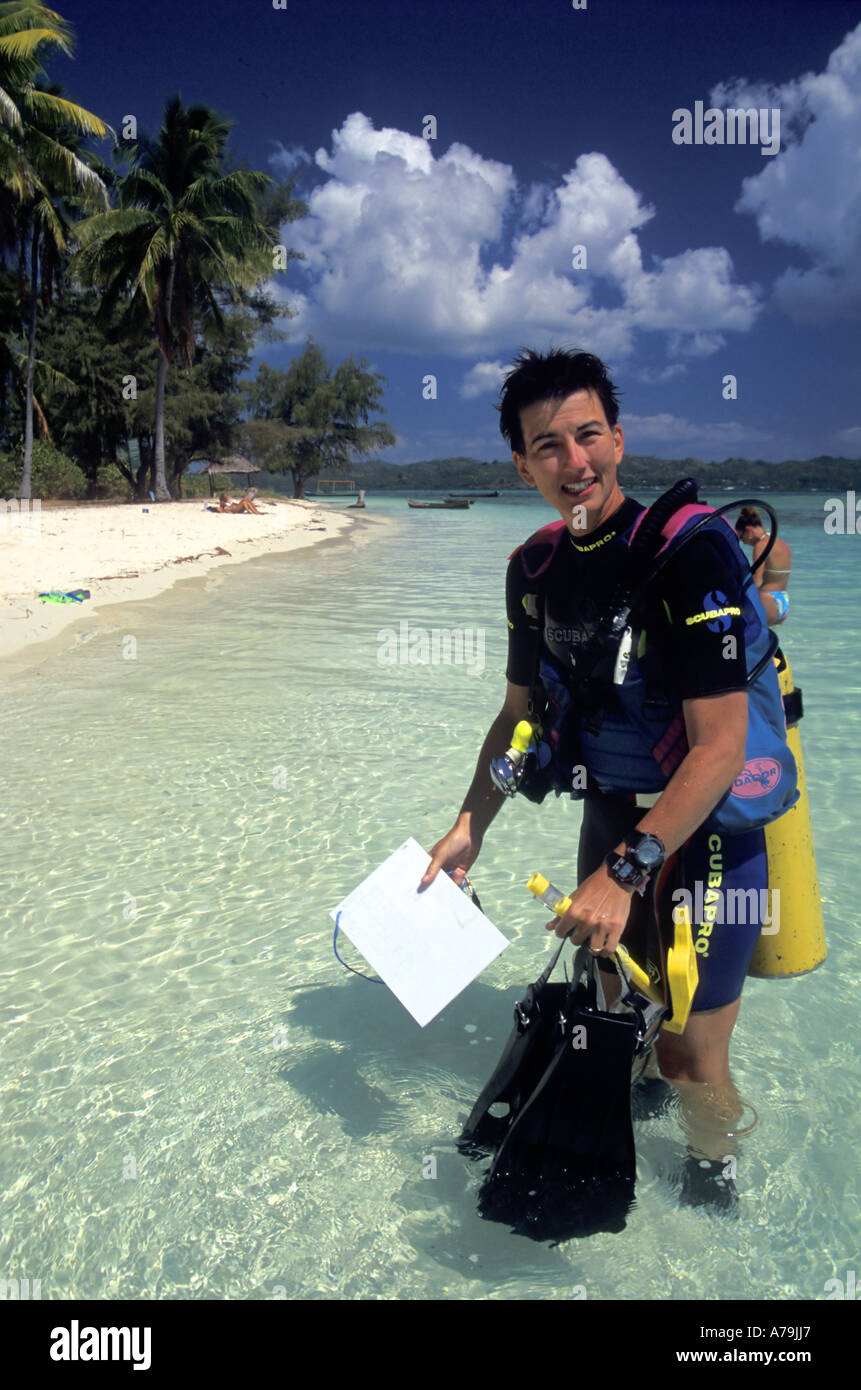 Meeresbiologe Dr. Isabelle Cote Datenerhebung Hoga Insel Wakatobi National Marine Park-Sulawesi Indonesien Nein Herr Stockfoto