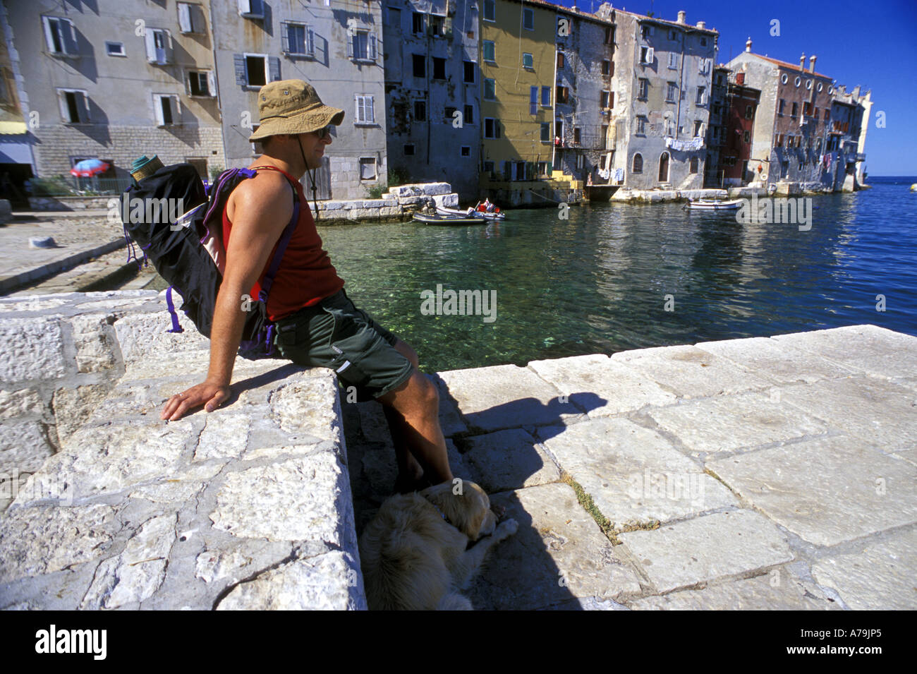 Sommer-Tourist auf dem Dock Altstadt von Rovinj auf der Adria Kroatien Mittelmeer MR Stockfoto
