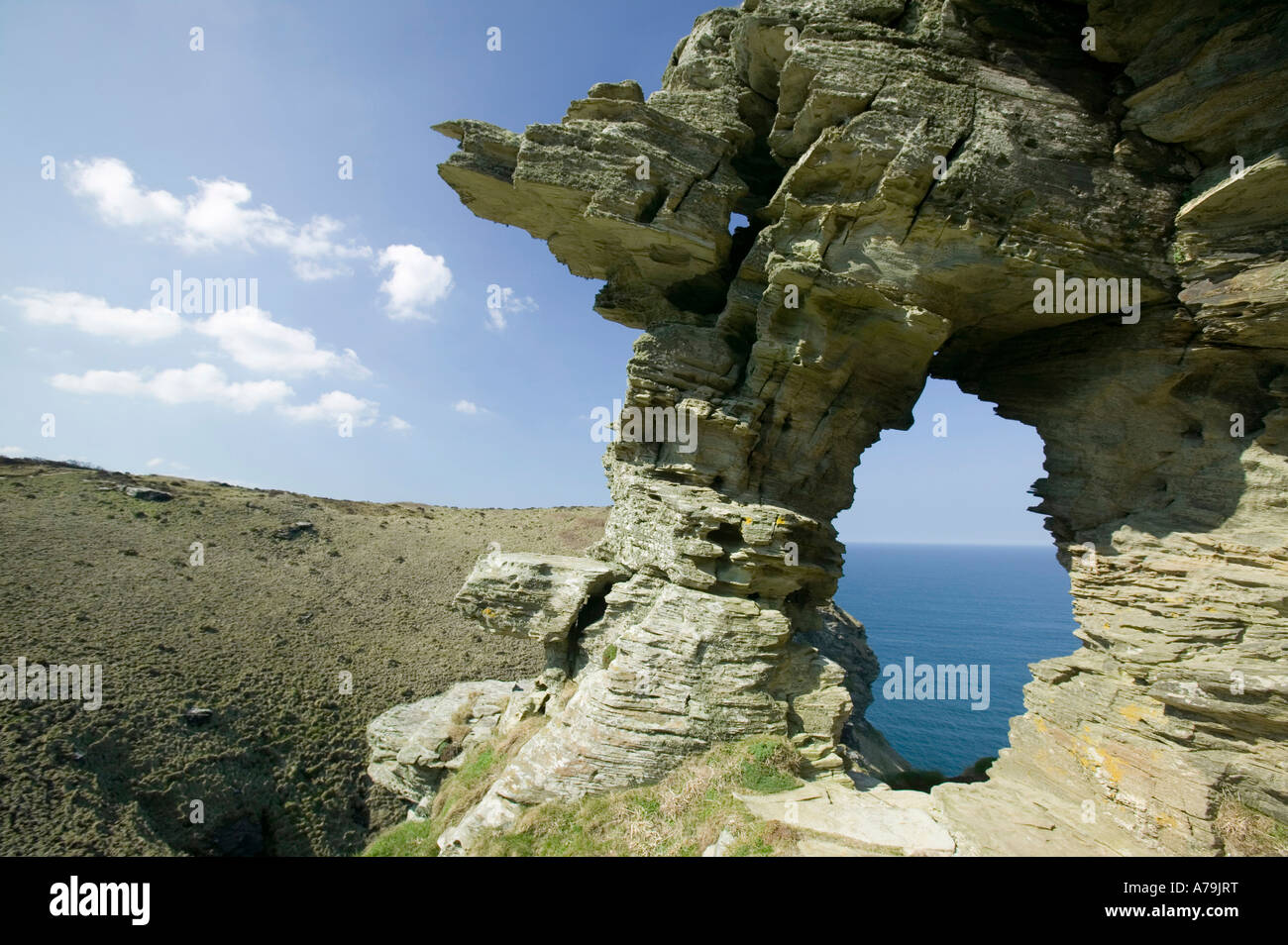 Damen-Fenster eine Erosion-Funktion auf den Klippen in der Nähe von Tintagel, Cornwall, UK Stockfoto