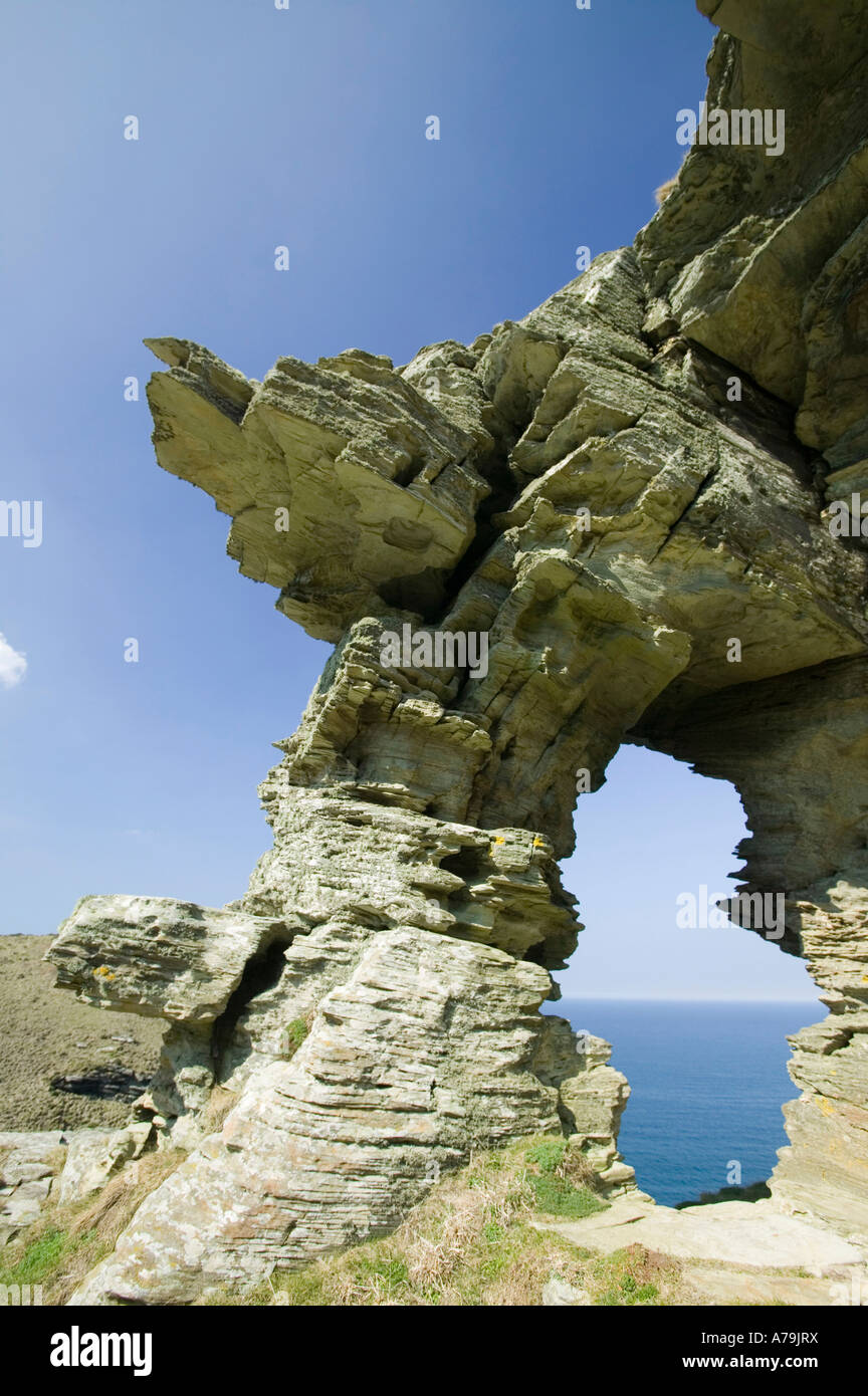 Damen-Fenster eine Erosion-Funktion auf den Klippen in der Nähe von Tintagel, Cornwall, UK Stockfoto
