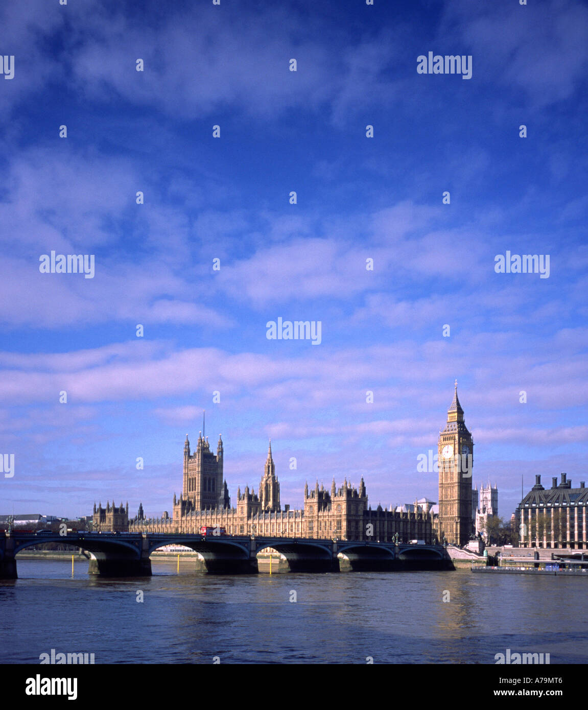 Die Häuser des Parlaments Westminster Bridge und der Themse in London England UK mit einem blauen Himmel und helle Wolke Stockfoto