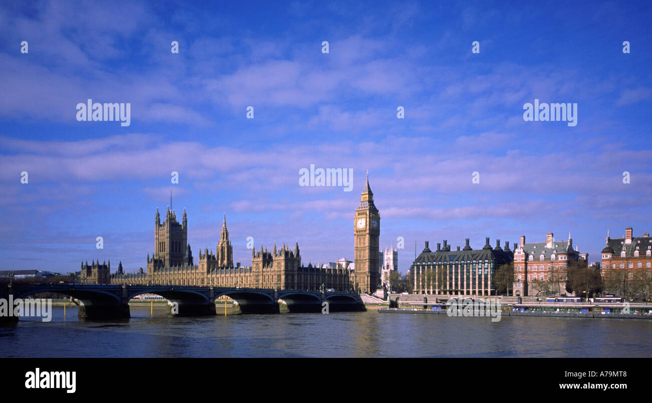 Die Häuser des Parlaments Westminster Bridge und der Themse in London England UK mit einem blauen Himmel und helle Wolke Stockfoto