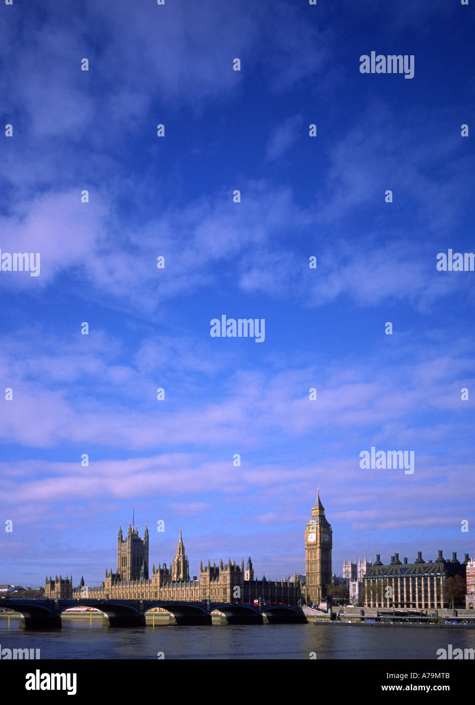 Die Häuser des Parlaments Westminster Bridge und der Themse in London England UK mit einem blauen Himmel und helle Wolke Stockfoto