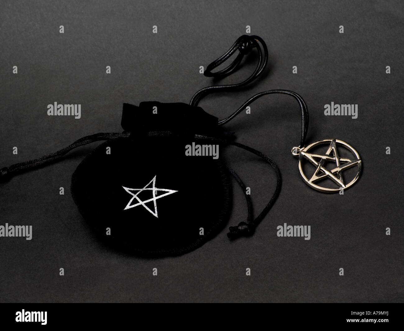 Hexen-Beutel mit Pentagramm-Halskette Stockfoto