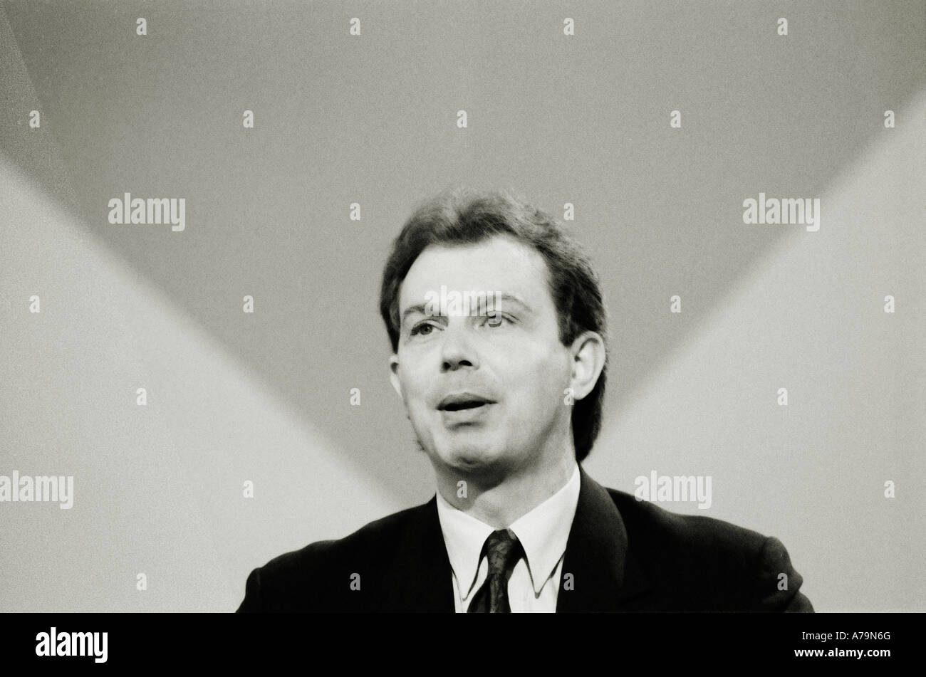 Eine junge Tony Blair spricht für die Arbeitskonferenz in Blackpool, 1992. Stockfoto