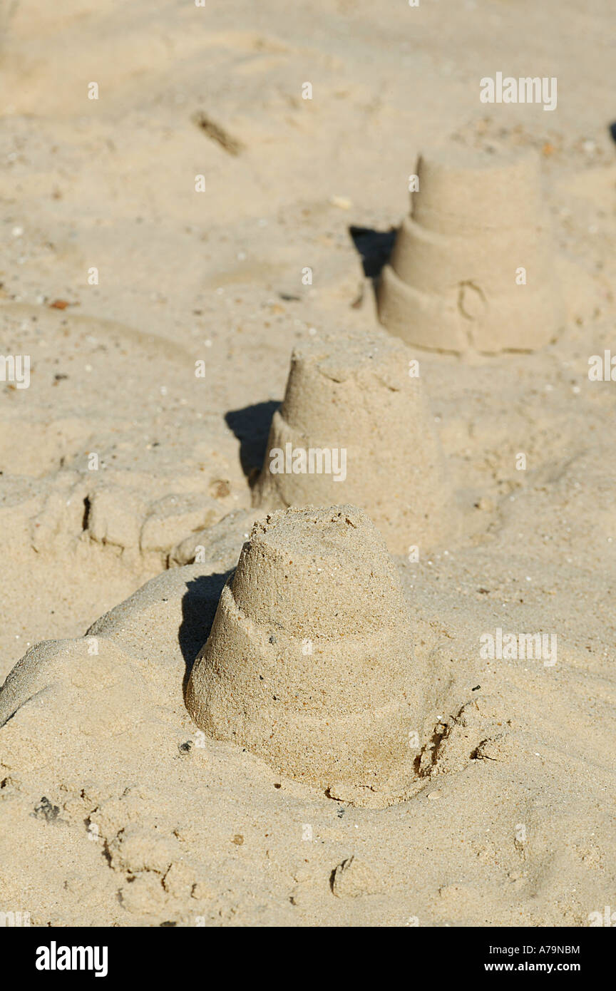 Eine Linie von drei Sandburgen am Strand gebaut Stockfoto