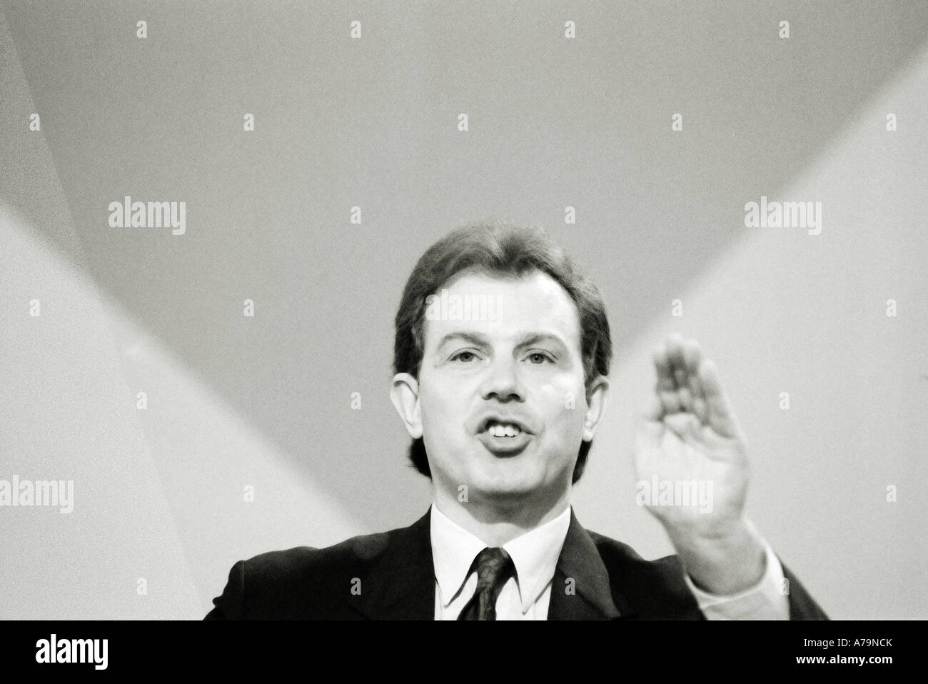 Eine junge Tony Blair spricht für die Arbeitskonferenz in Blackpool, 1992. Stockfoto