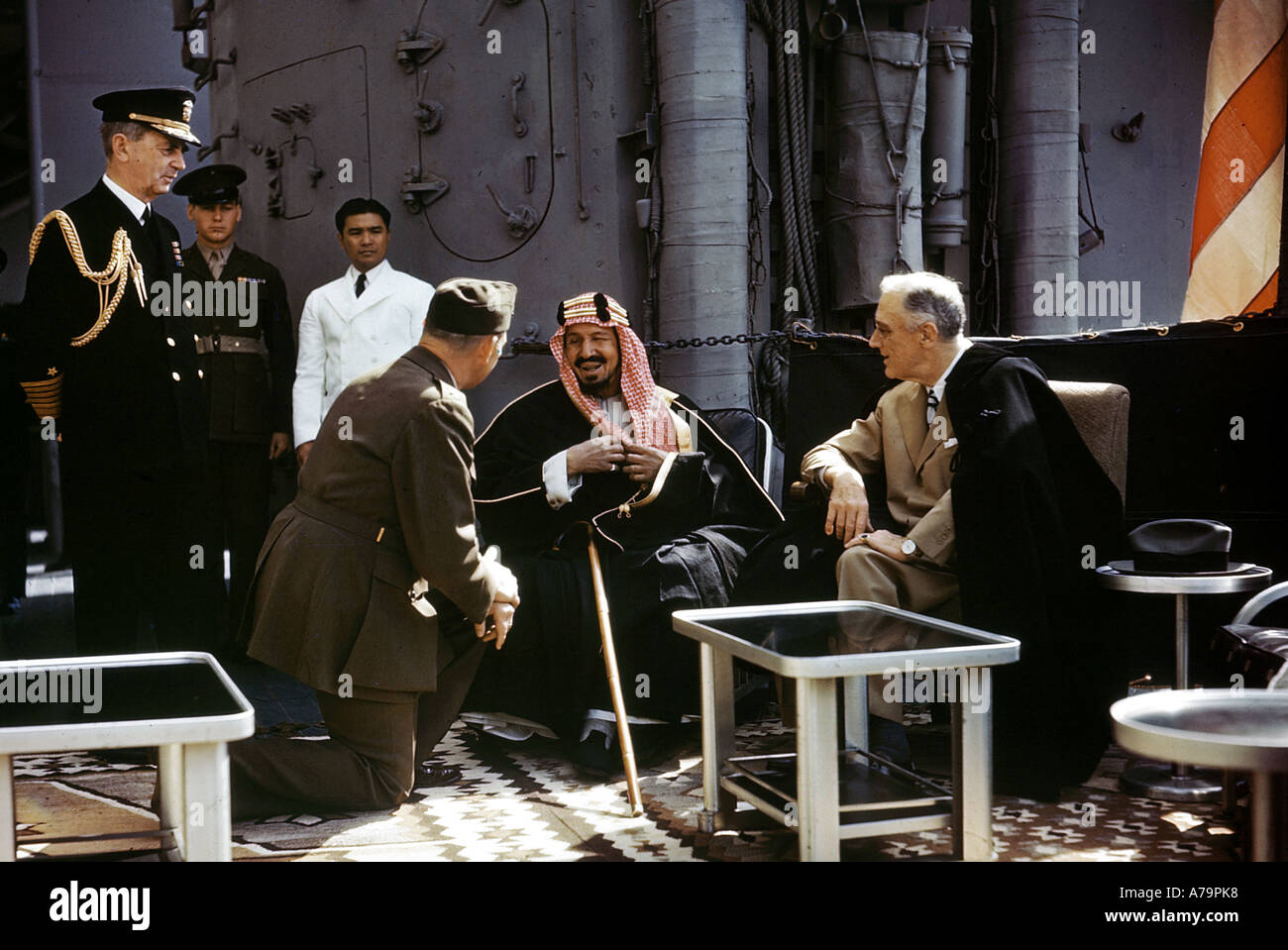 Präsident ROOSEVELT trifft König Ibn Saud Zentrum. US-Admiral Leahy ist kniete Stockfoto