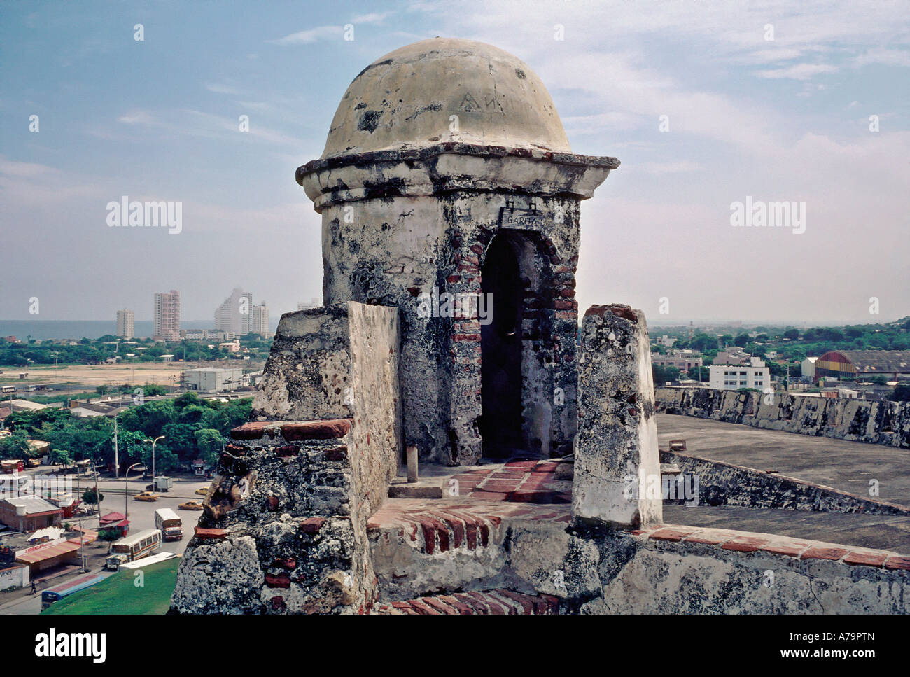 Wachturm in der Ecke von der kolonialen Festung Castillo de San Felipe de Barajas in Cartagena Kolumbien Stockfoto