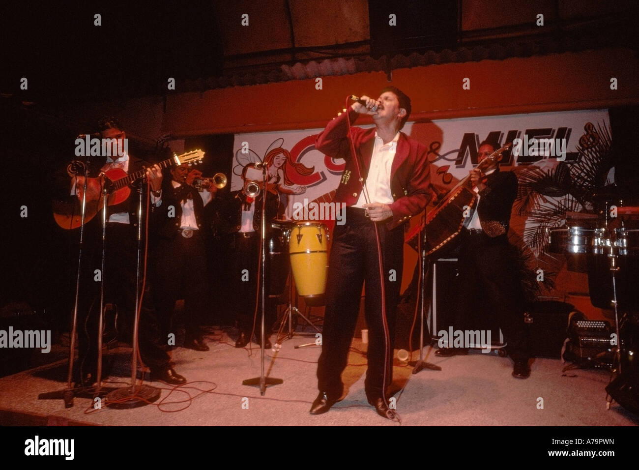 Mariachi Sänger mit seiner Band in einem Club in Cartagena Kolumbien Stockfoto