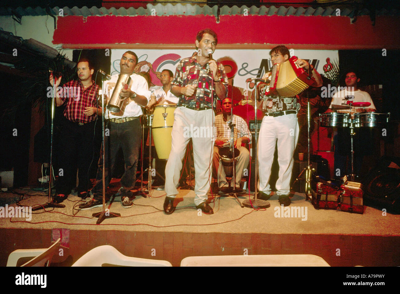 Kolumbianische Band Cumbia Musizierens in einem Club in Cartagena Kolumbien Stockfoto