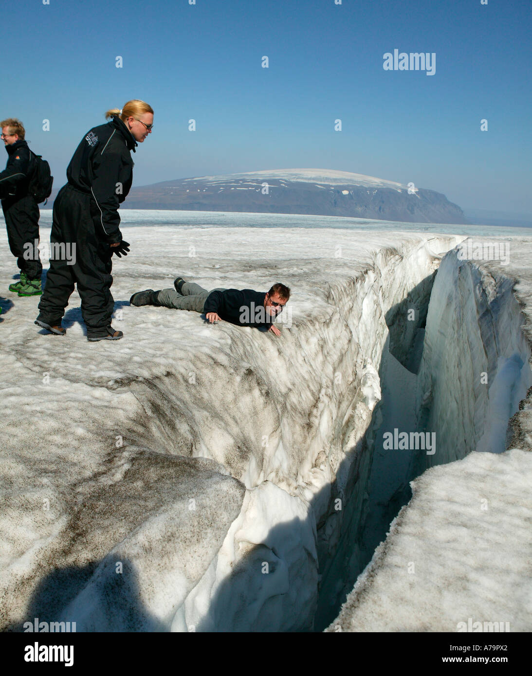 Tourist, beugte sich über Risse im Eis am Langjökull-Gletscher, Island Stockfoto