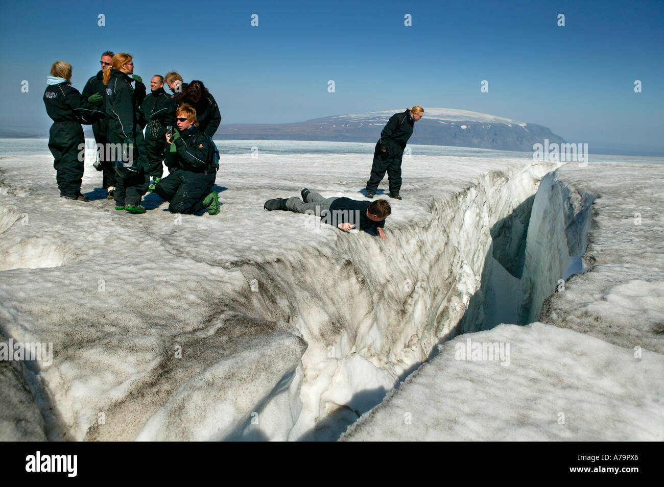Tourist, beugte sich über Risse im Eis am Langjökull-Gletscher, Island Stockfoto