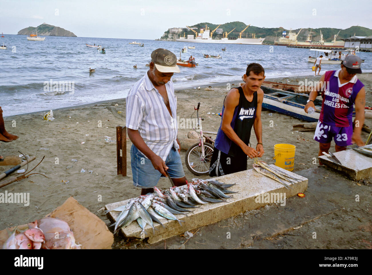 Männer verkaufen Fisch am Strand von Santa Marta, Kolumbien Stockfoto