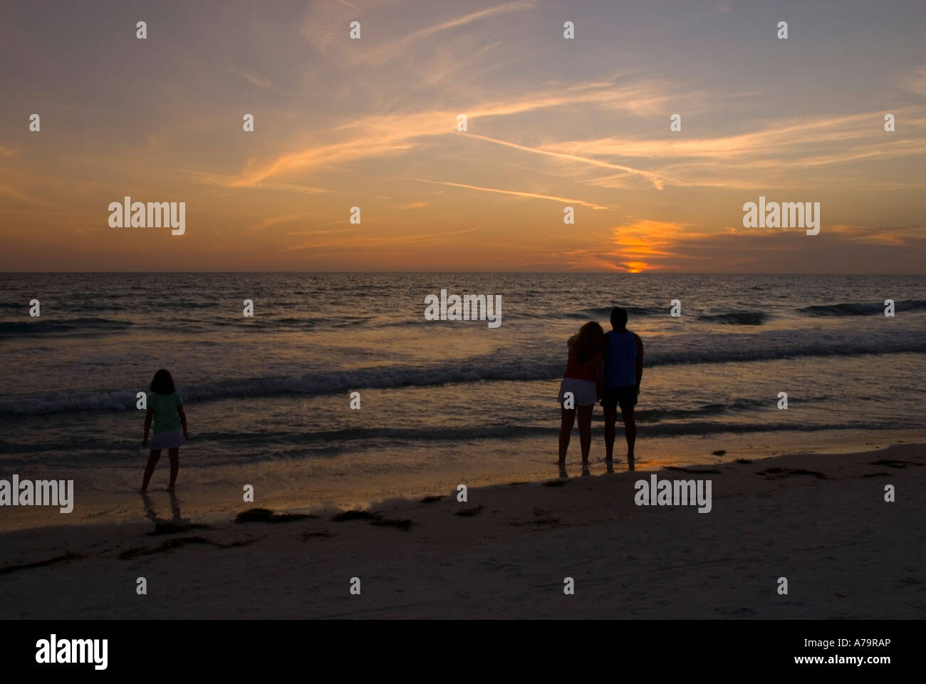 Familie am Strand bei Sonnenuntergang auf Anna Maria Island Florida USA Stockfoto
