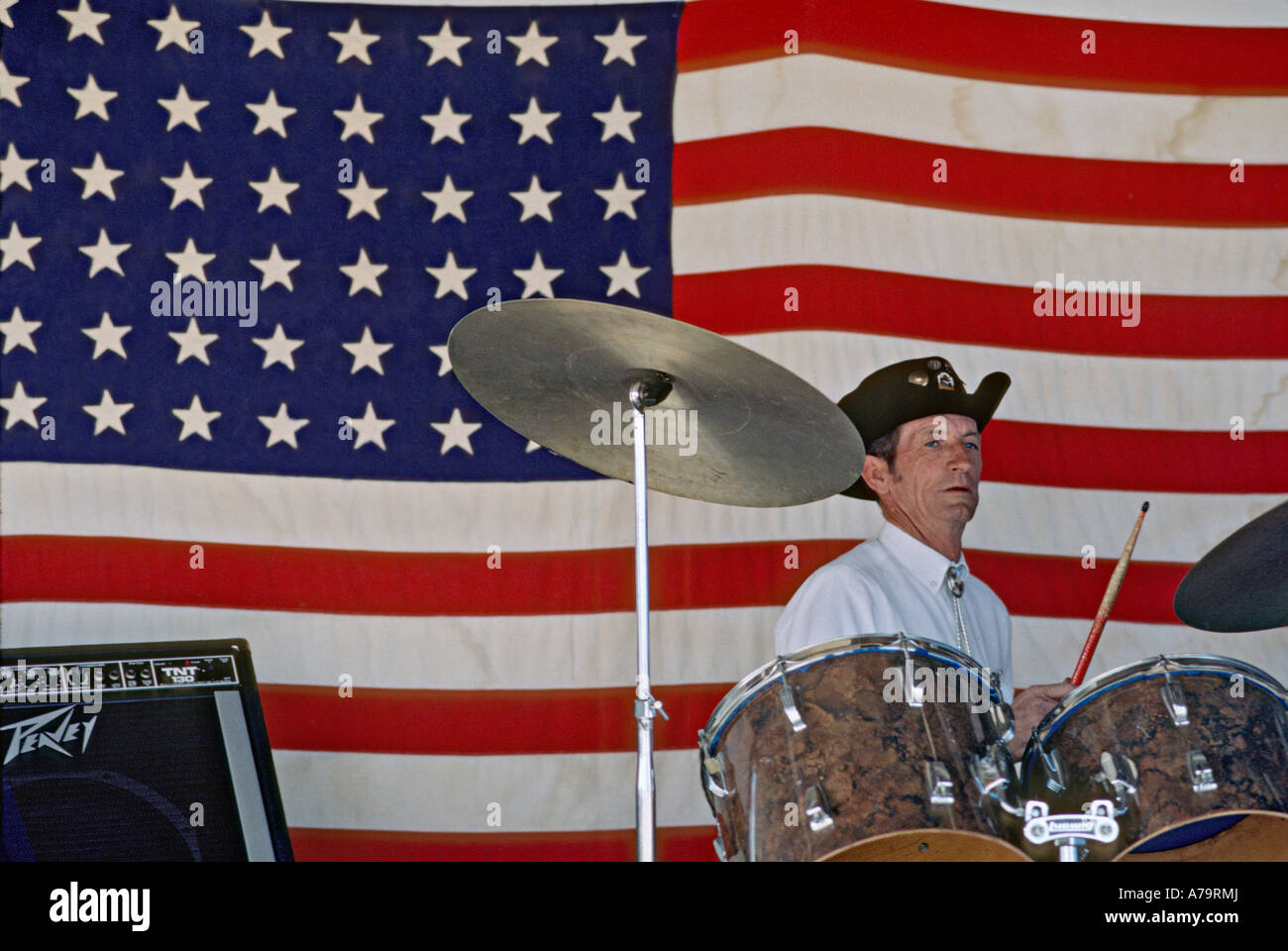 Land-Schlagzeuger spielen vor einer amerikanischen Flagge während des Festivals Wels in Crescent City, Florida USA Stockfoto