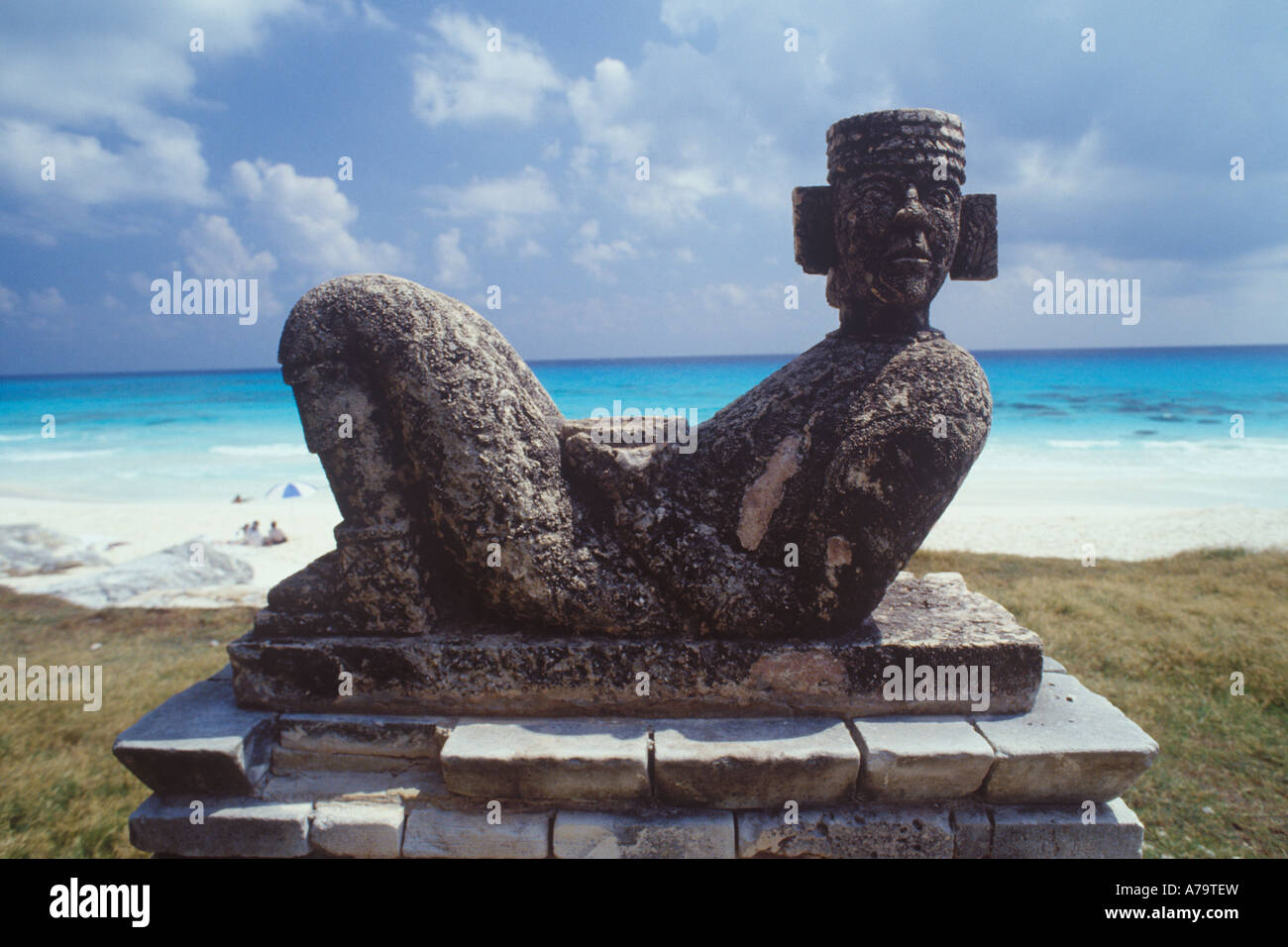 Replik der Maya-Statue Chac Mol am Strand in Cancún, Mexiko Stockfoto