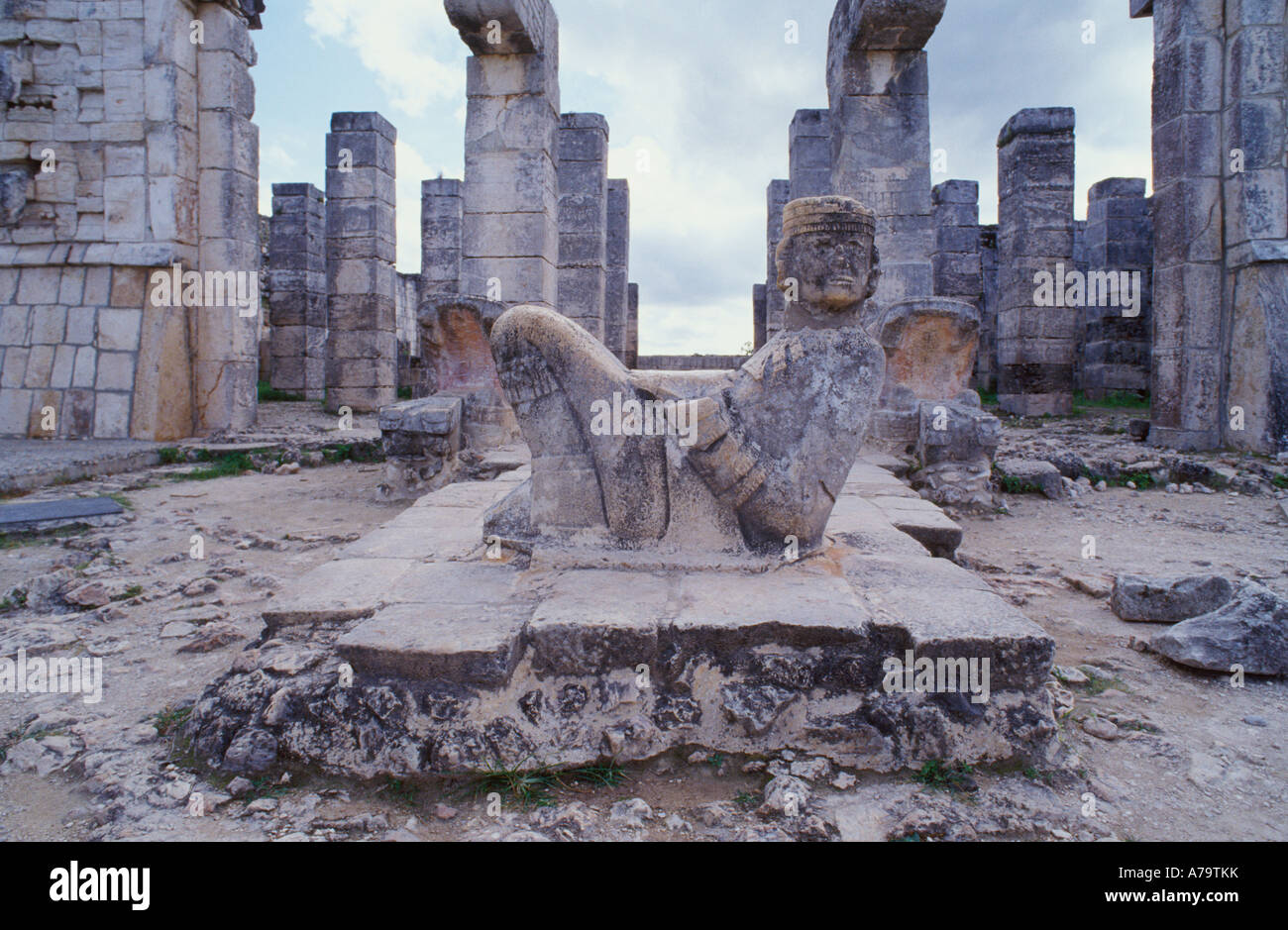 Die Chac Mol ein starkes Symbol der Maya-Zivilisation. Maya Ruinen von Chichen Itza, Mexiko Stockfoto