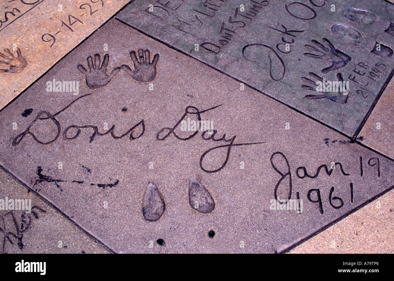Doris Tag Hand Fuß Drucke Pflasterung Chinese Theater in Hollywood Boulevard in Los Angeles Stockfoto
