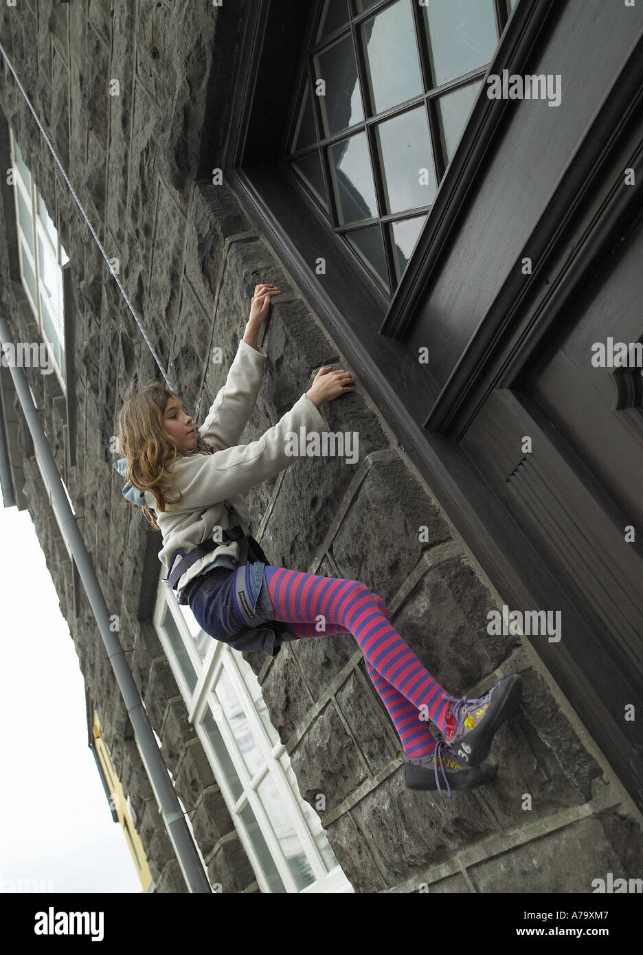Jugendliche klettern Gebäude aus Stein in Reykjavik, Island Stockfoto