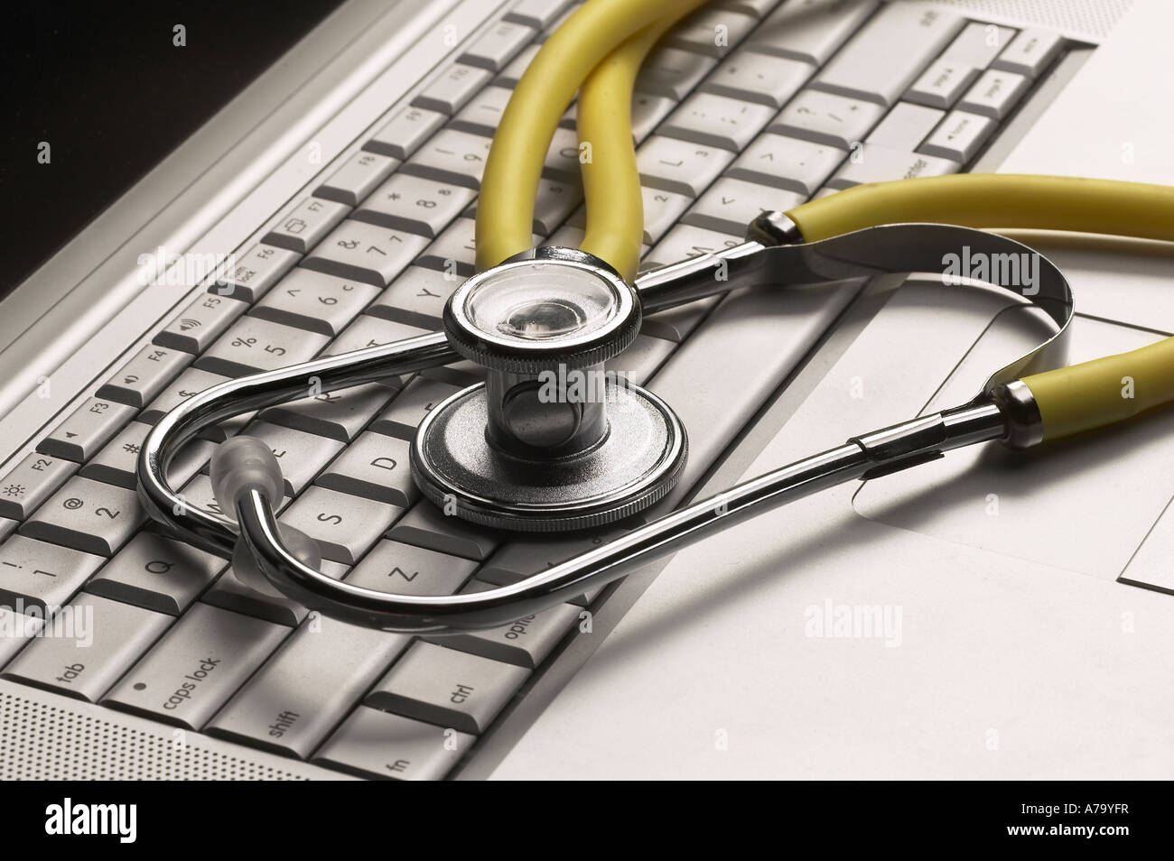 Krankenhaus-Ärzte-Stethoskop auf Computer-Tastatur Stockfoto