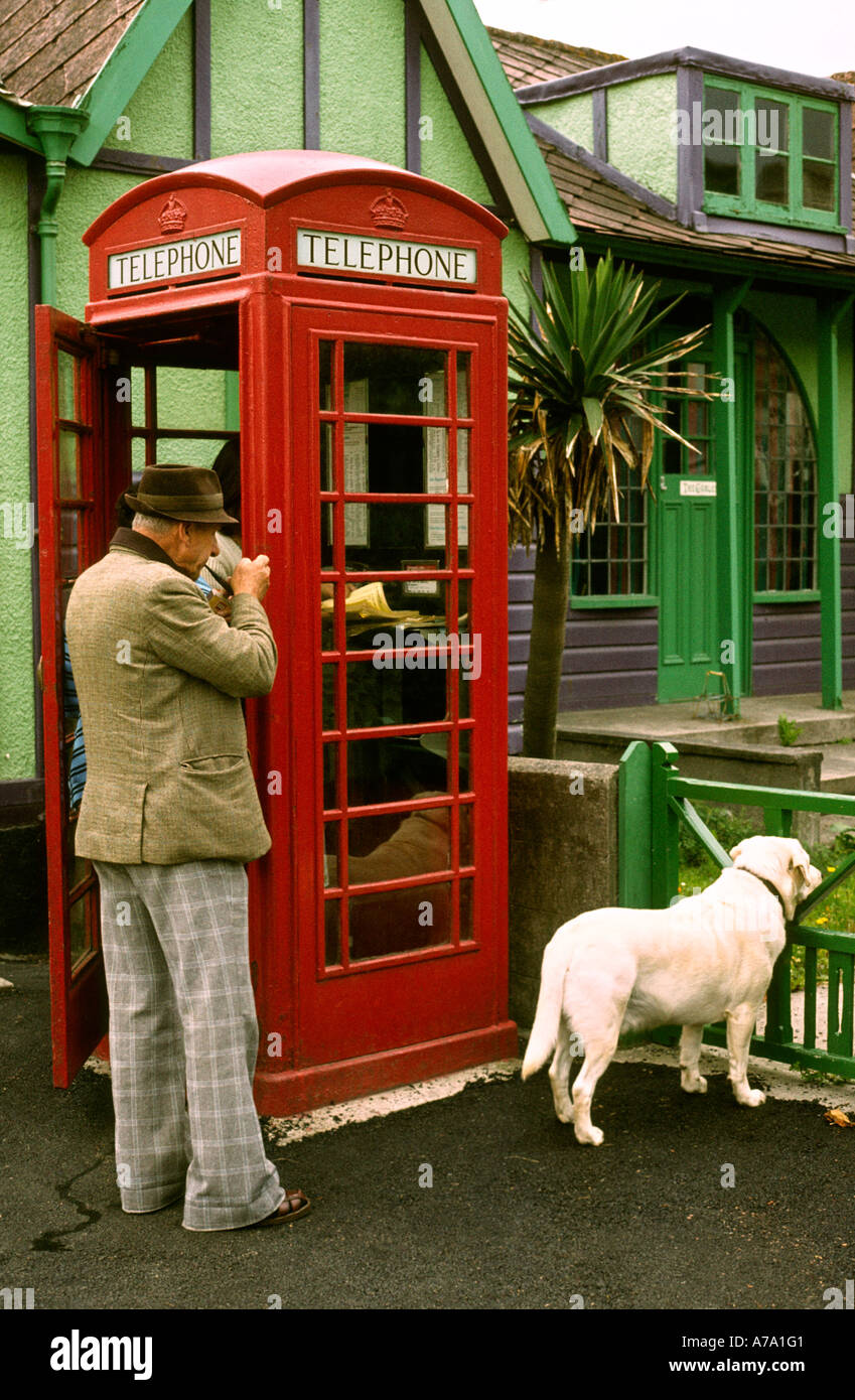 Cornwall Portreath 1980er Jahren Mensch-Hund am K6 Telefonzelle Stockfoto