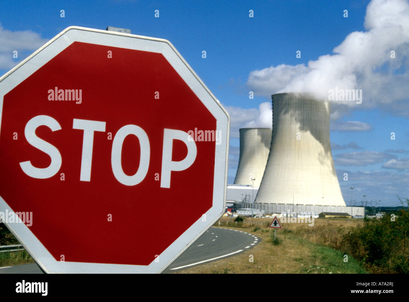 Kernkraftwerk in Frankreich mit einem Stop-Schild Stockfoto