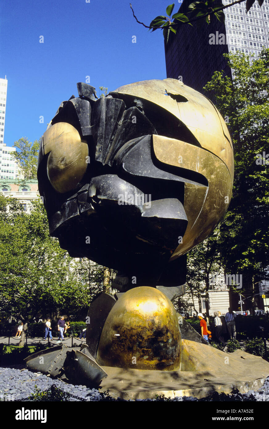 Die Kugel-Bronze-Skulptur von Boden null Battery Park Manhattan New York Stockfoto
