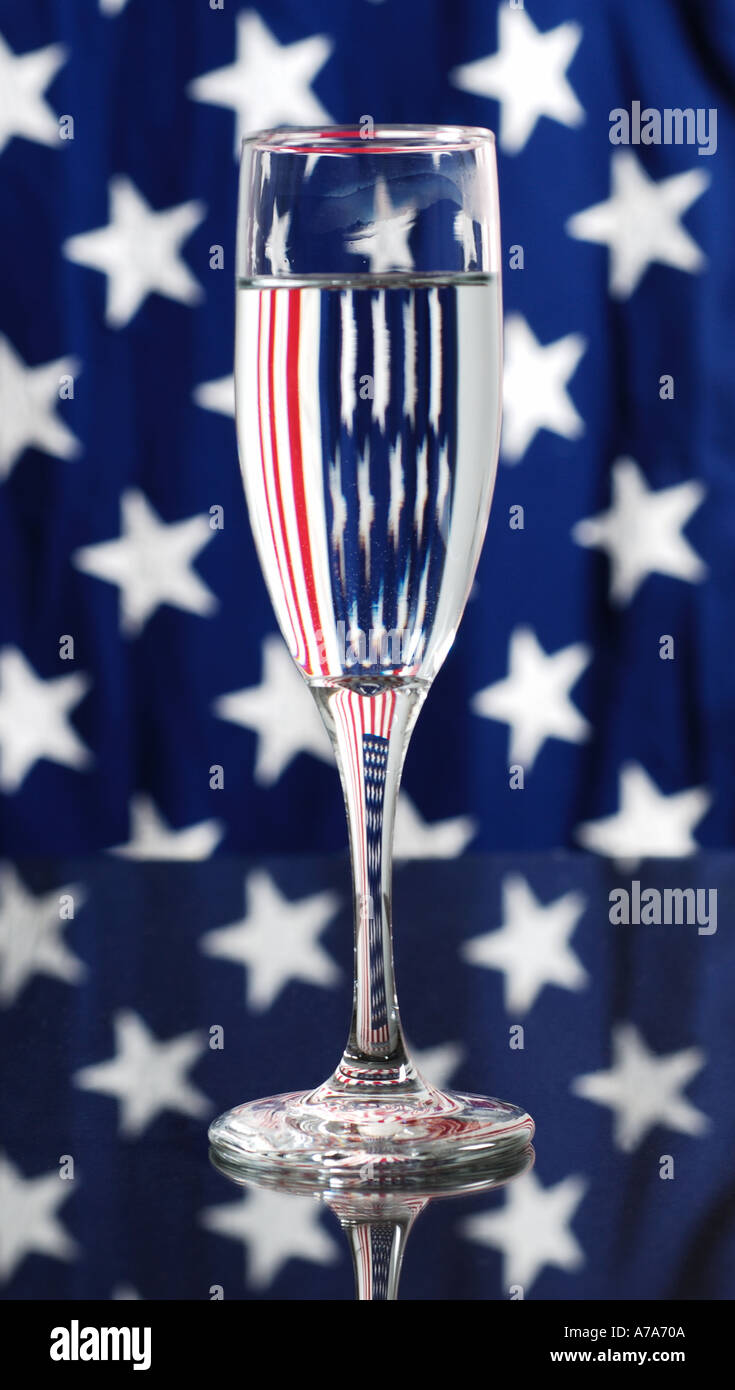 amerikanische Flagge mit Glas Stockfoto