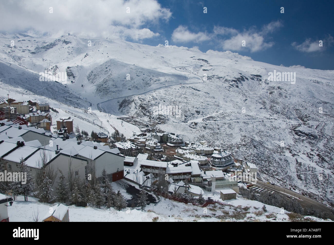 Frühlingsschnee in der Sierra Nevada Ski resort Solynieve in Andalusien, Spanien mit Pico de Veleta im Hintergrund Stockfoto