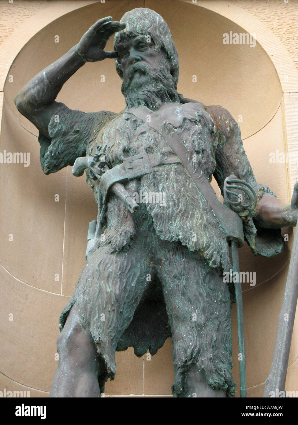 Statue von Alexander Selkirk (Robinson Crusoe) auf der Hauptstraße, Lower Largo, Fife, Schottland. Stockfoto