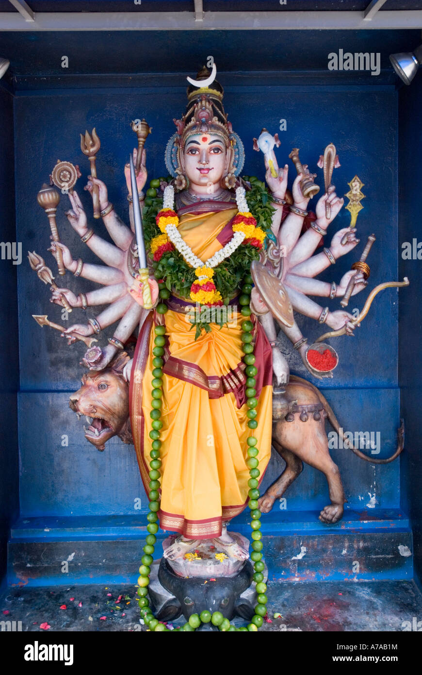 Eine Darstellung der indischen Göttin Parvati reitet auf einem Löwen in einem Tempel in Johore Baru in Malaysia Stockfoto