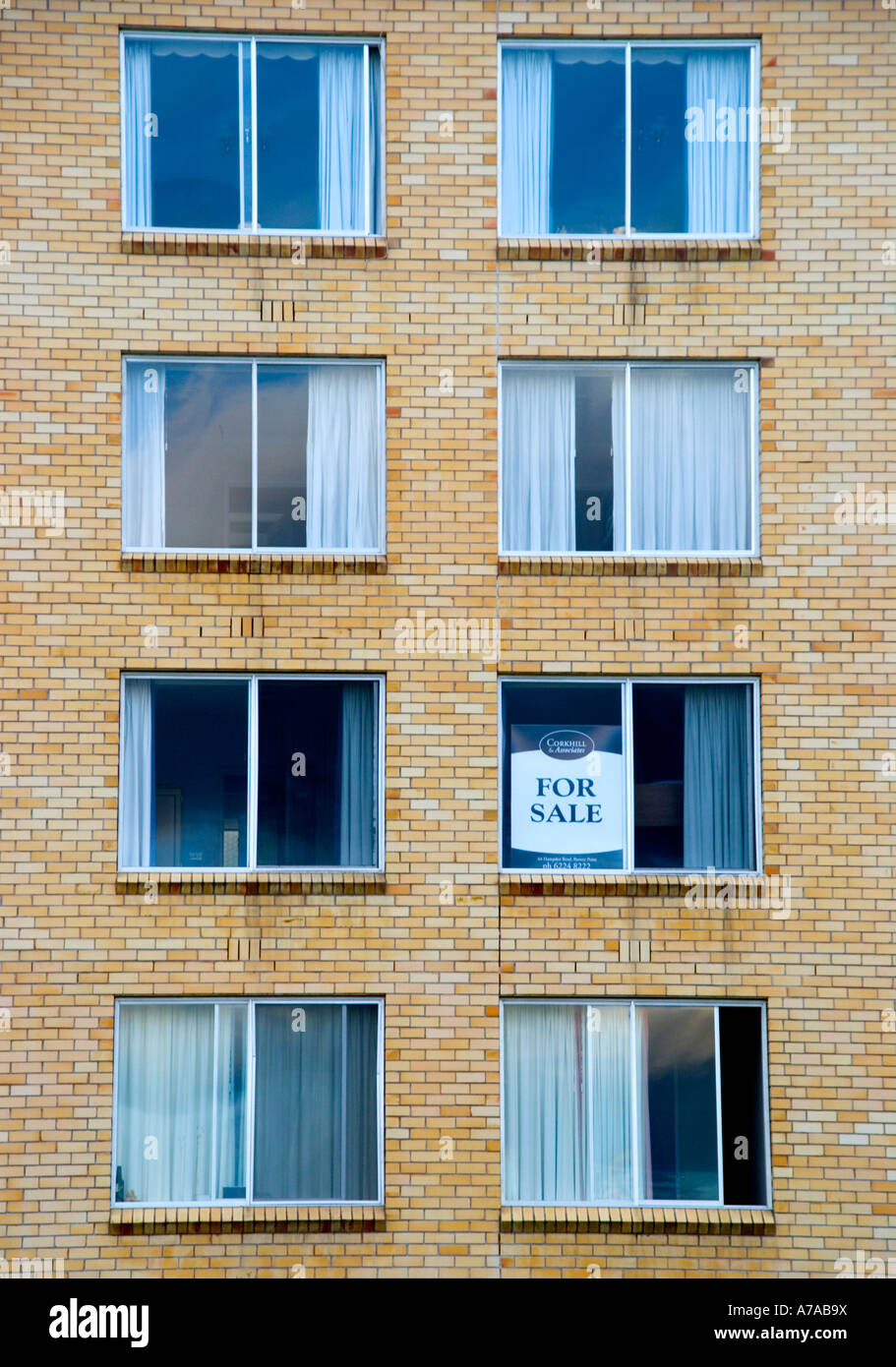 Eine Wohnung zum Verkauf in einem unscheinbaren modernen Wohnblock in Hobart, Tasmanien Stockfoto