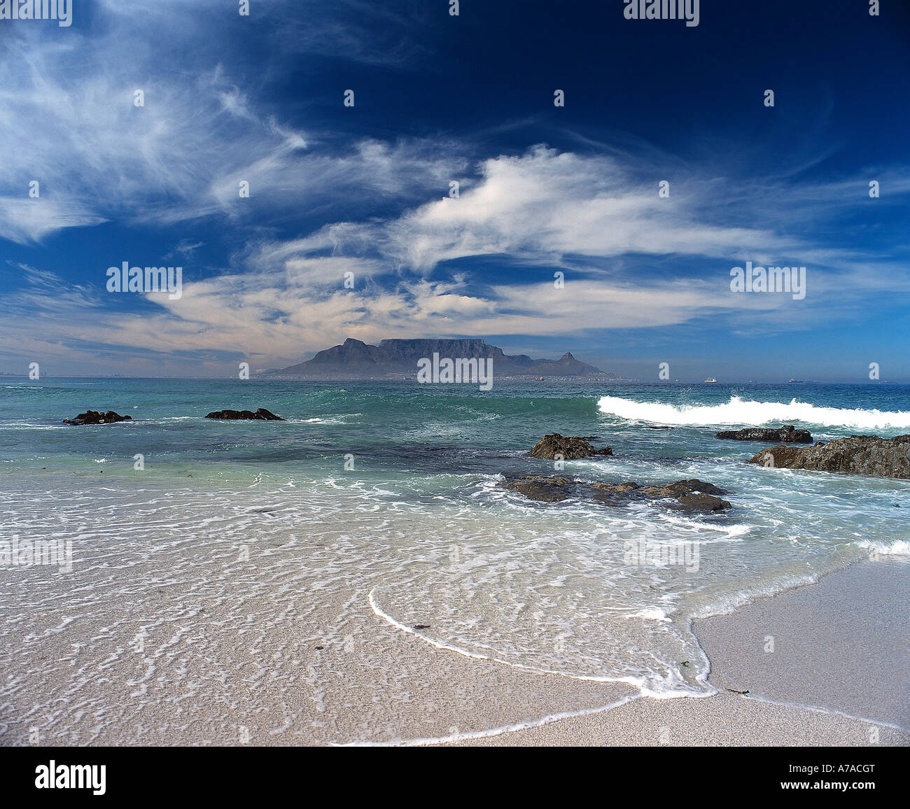 Tafelberg von Blouberg Strand mit Wellen an der Küste im Vordergrund Cape Town Western gesehen Stockfoto