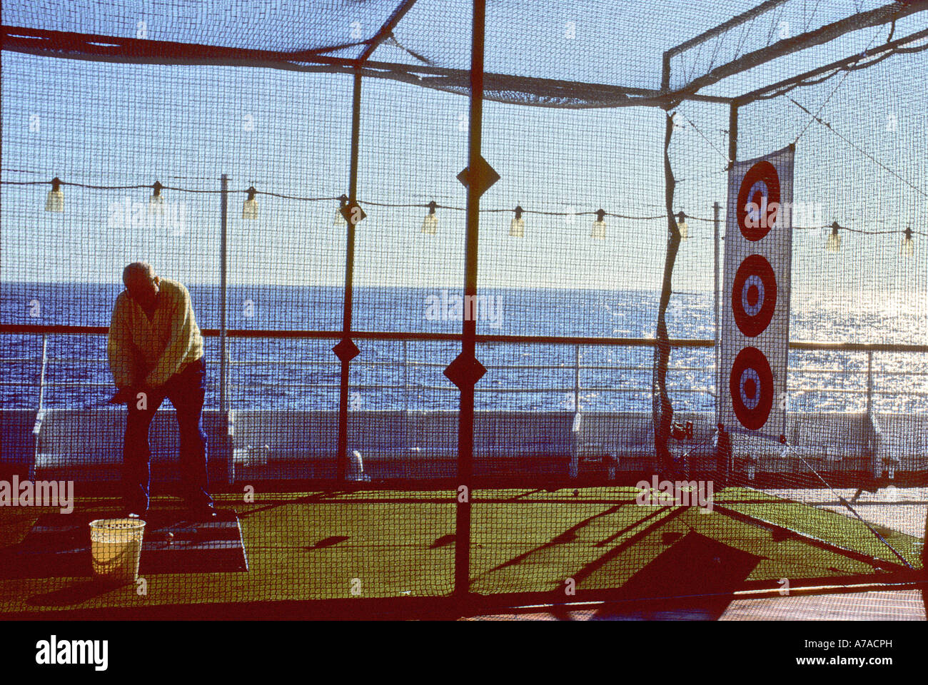 man spielt "Minigolf" Deck Boot Stockfoto