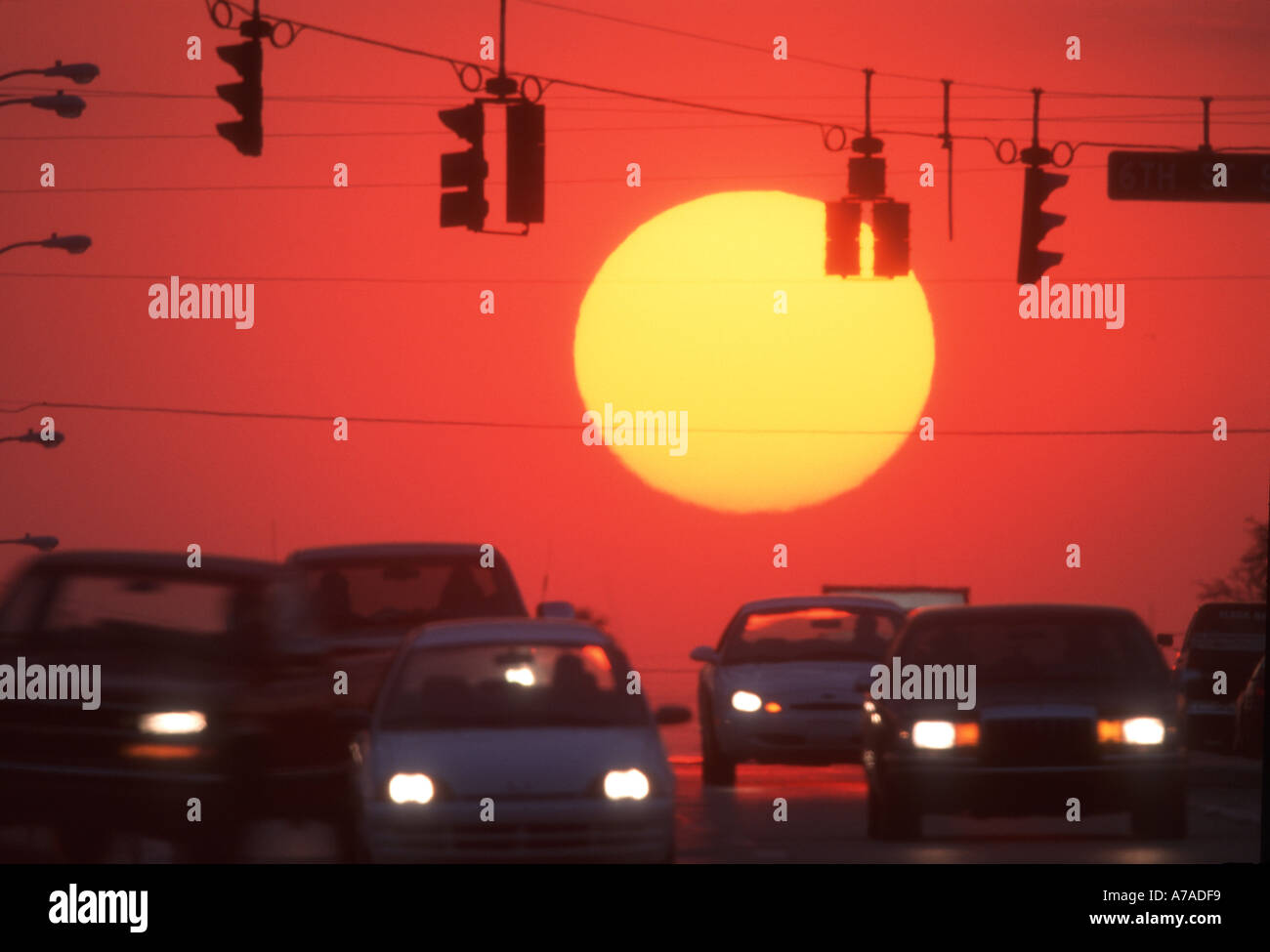 Verkehr hält an Ampeln und riesige Sonnenuntergang Stockfoto