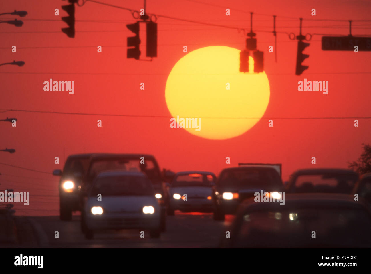 Verkehr hält an Ampeln und riesige Sonnenuntergang Stockfoto