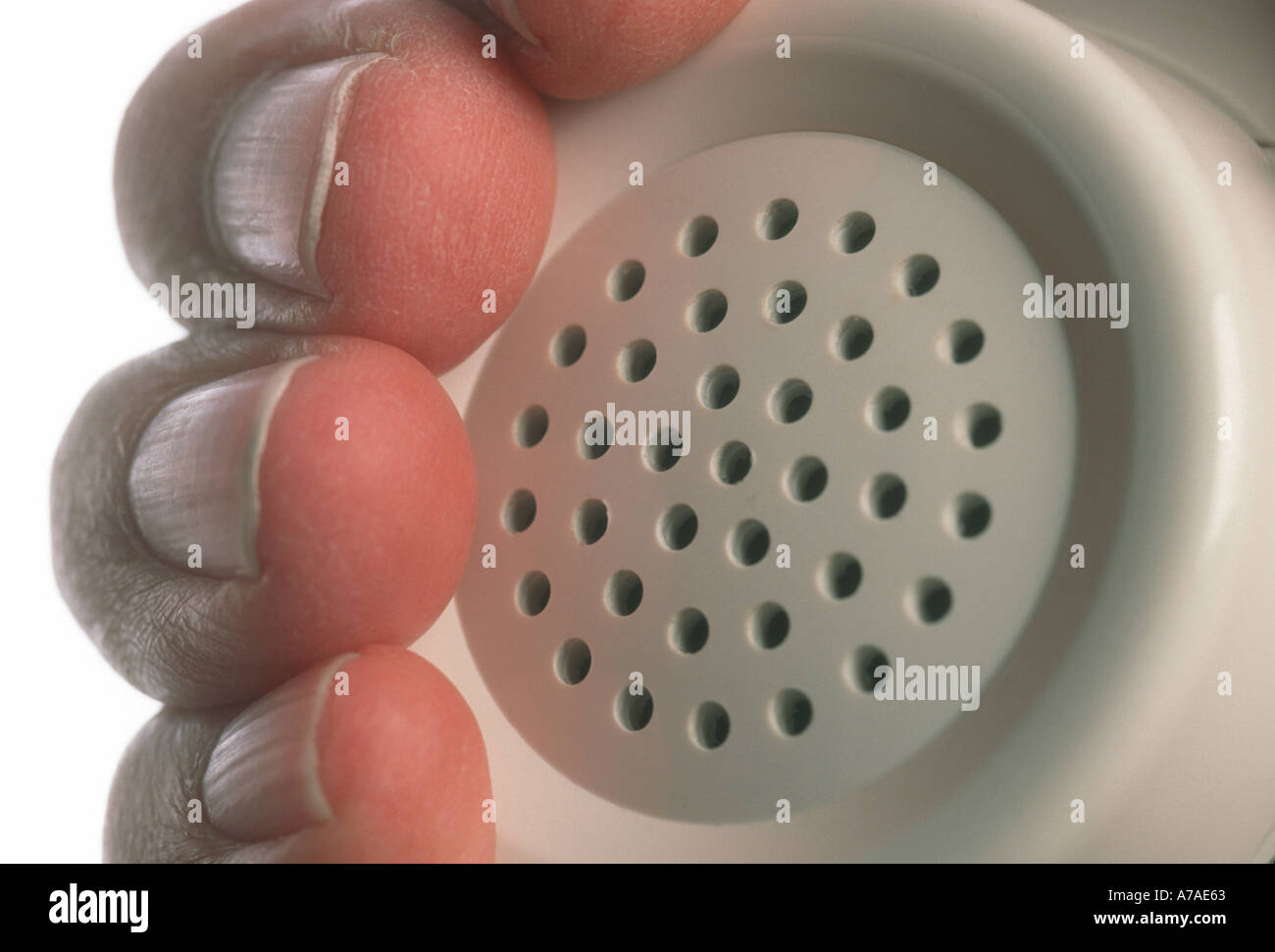 Nahaufnahme der Finger umklammern Mundstück am Tischtelefon Stockfoto