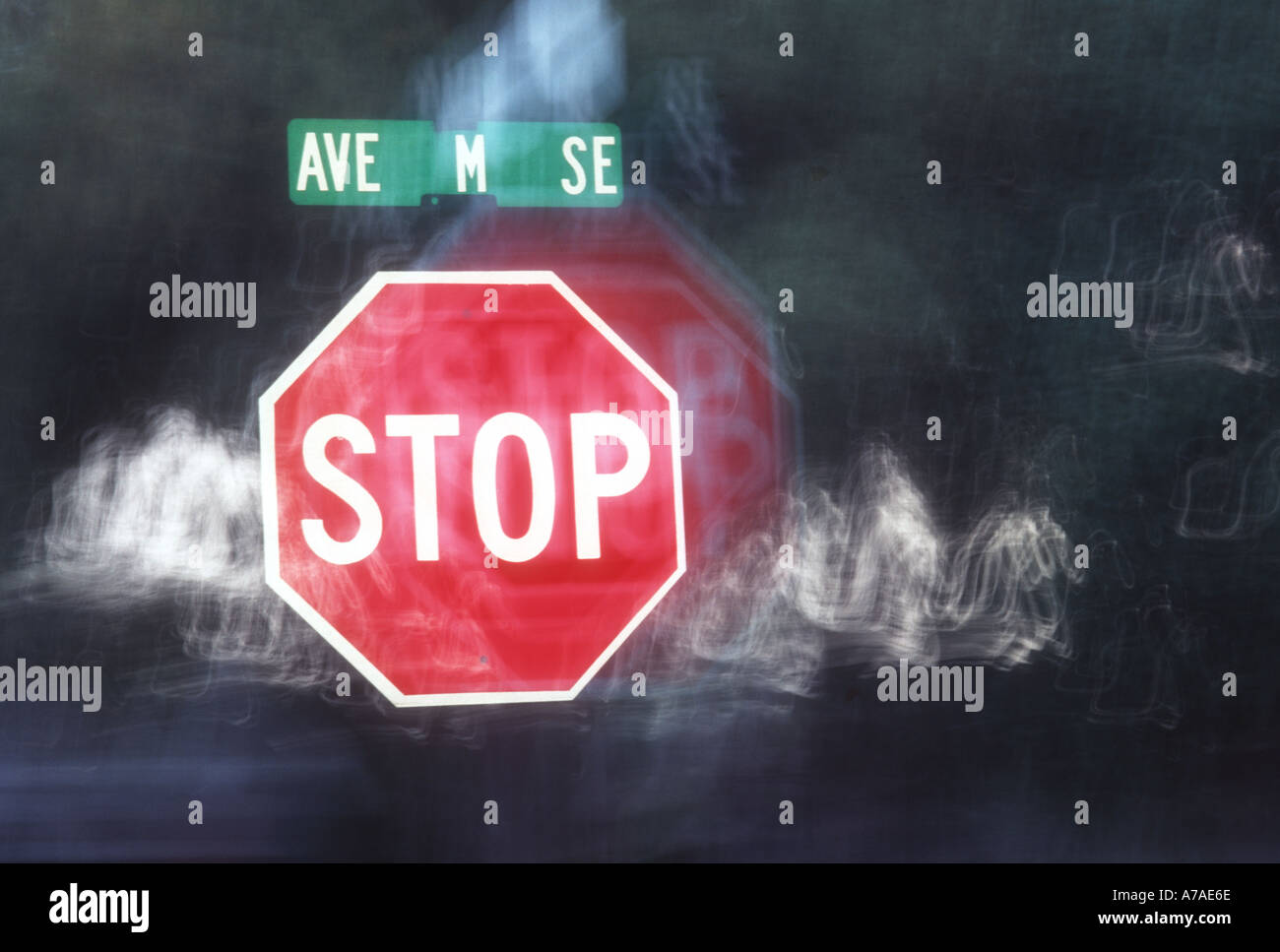 Stop-Schild in der Nacht auf einsamen Straße abstrakt Stockfoto
