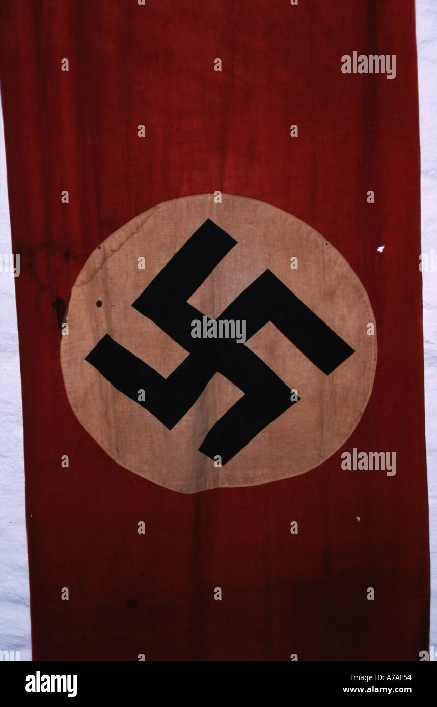 Eine Flagge des Dritten Reiches schmutzig und Kampf vernarbt Stockfoto