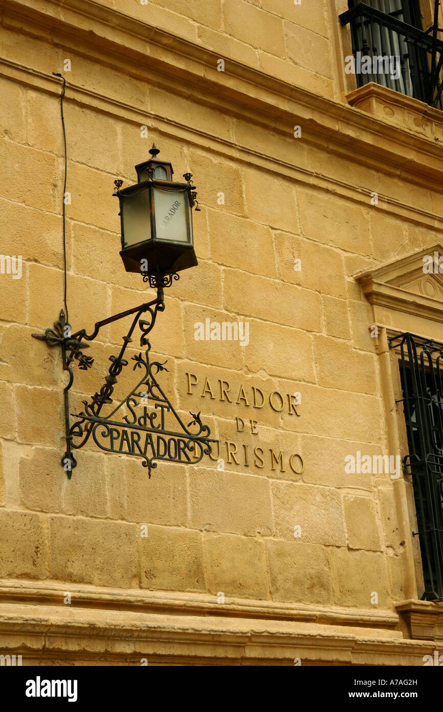 Fassade des Parador de Turismo (staatliche Luxus-Hotel und Restaurant, ehemals Palacio del Dean Ortega) in Ubeda, Jaen, Spanien Stockfoto